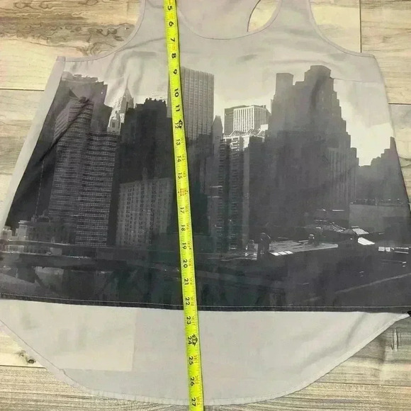 Divided City Scene Tank Women’s Size 6/medium - Picture 5 of 7